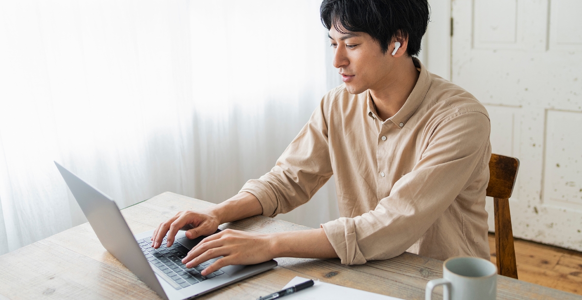 テレワーク中の男性の画像